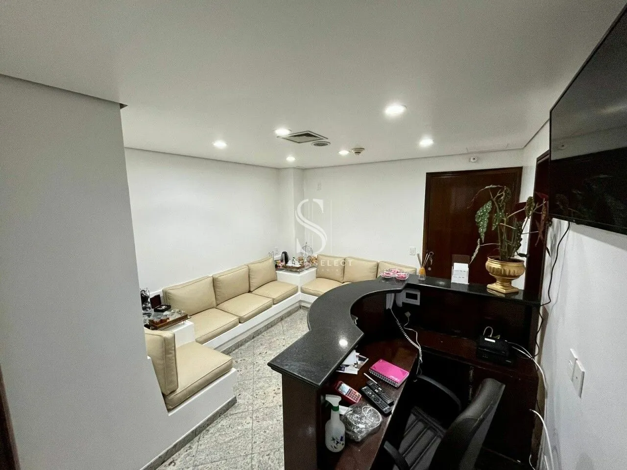 Cond. Medical Center Paulista, Consultório mobiliado de 55m² com 2 salas, 1 vaga em Moema.