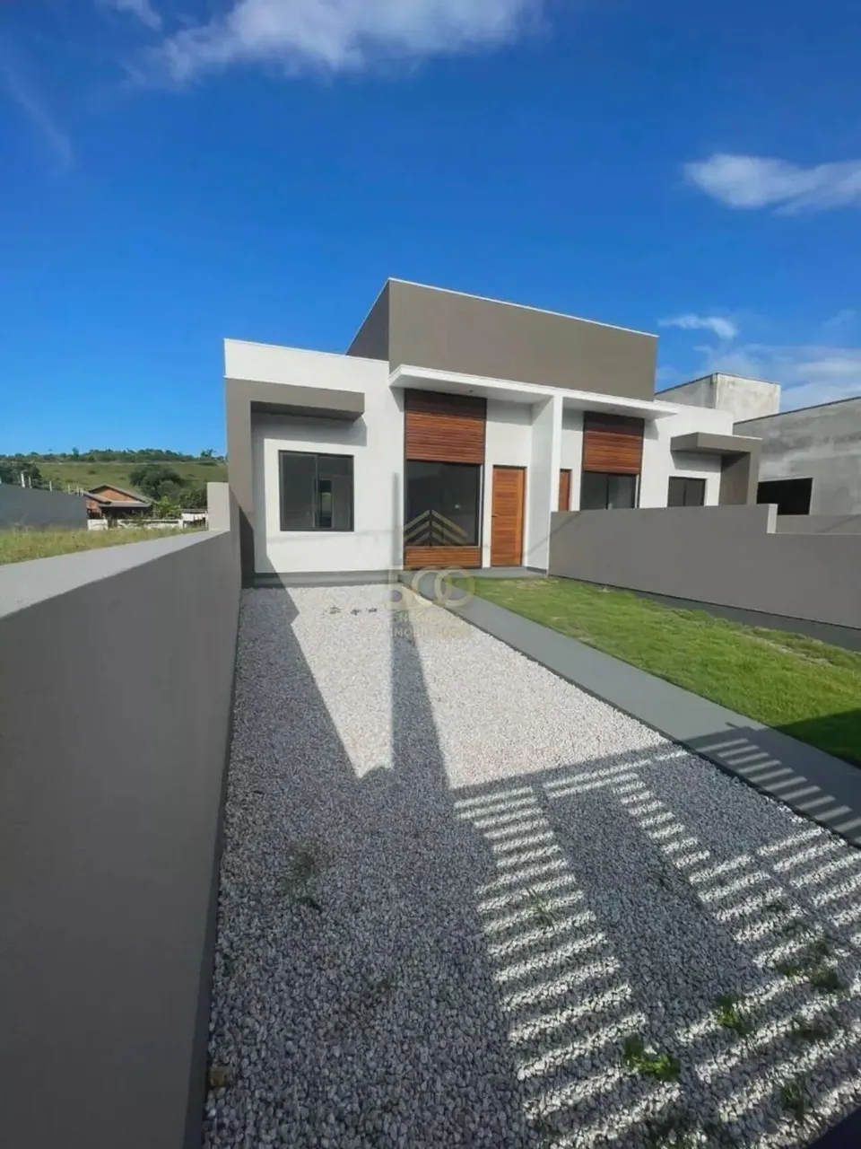 DU/ Casa à venda 2 dormitórios em Forquilhas, com 2 vagas de garagem.