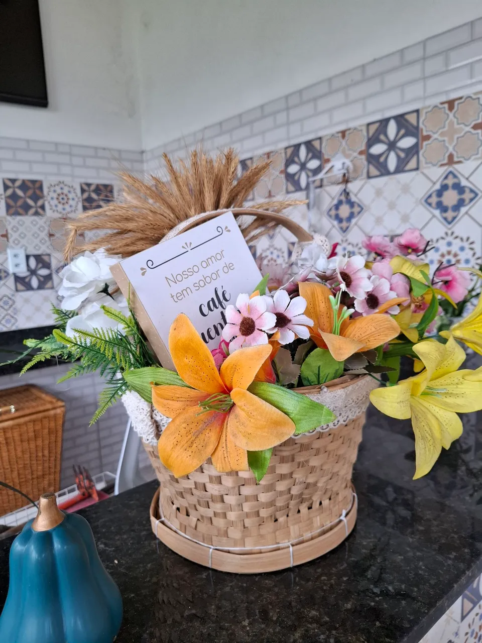 Arranjo de Flores em Cesta Decorativa