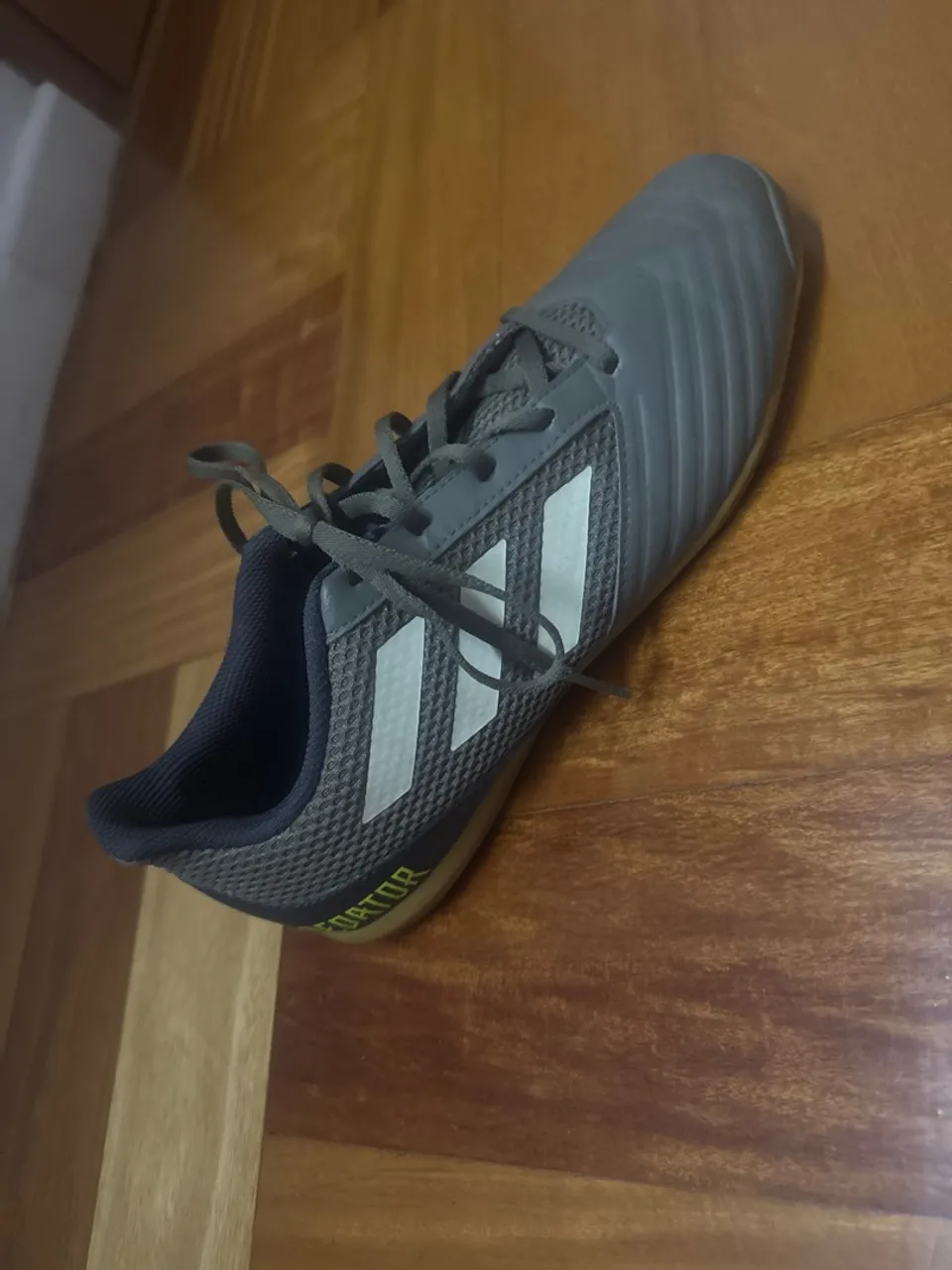 Chuteira Adidas Predator Cinza