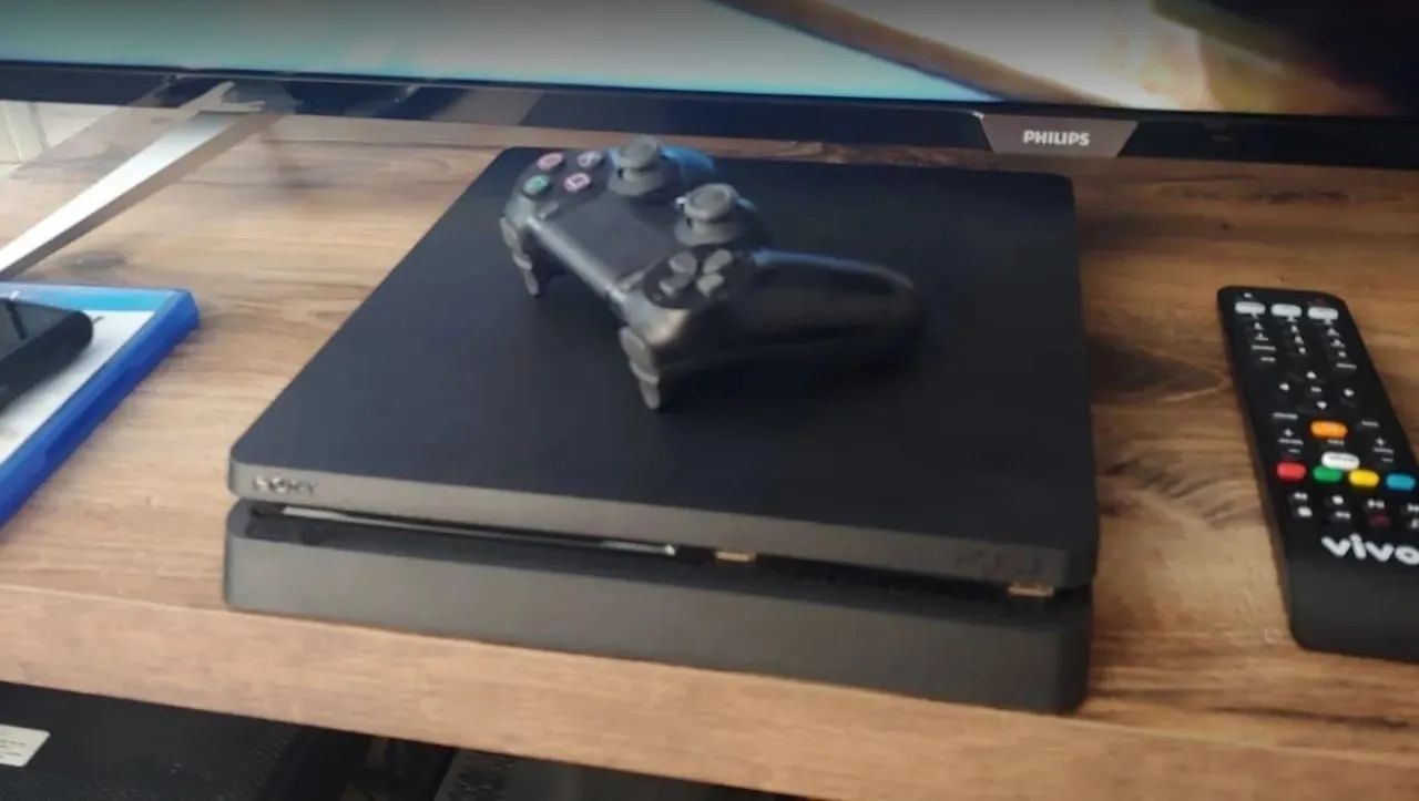 PlayStation 4 slim DESBLOQUEADO o único na região  - Foto 2