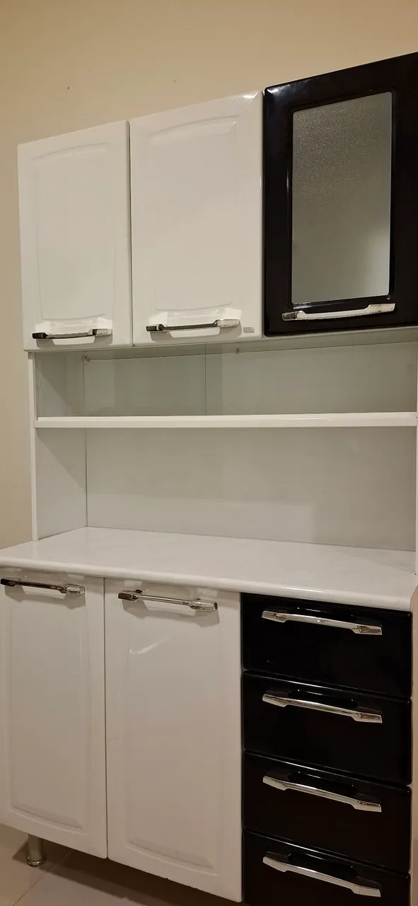 Armário de cozinha branco com detalhes em preto