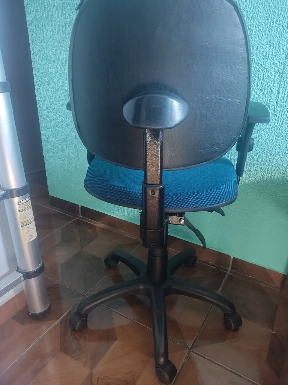 Cadeirinha de Escritório Giratória com Rodinhas