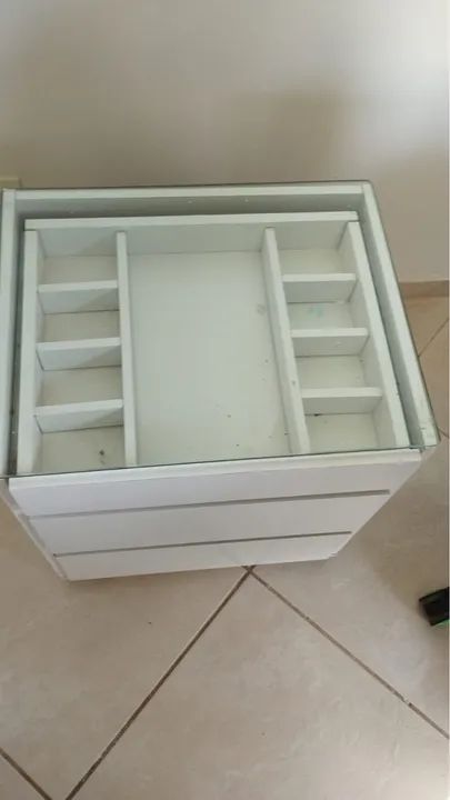 Mesa de cabeceira branca com tampo de vidro - Foto 3