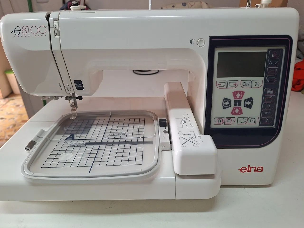 Máquina de Bordar Elna e8100 