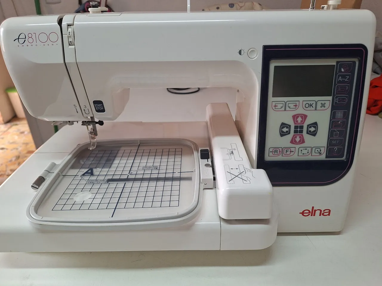 Máquina de Bordar Elna e8100