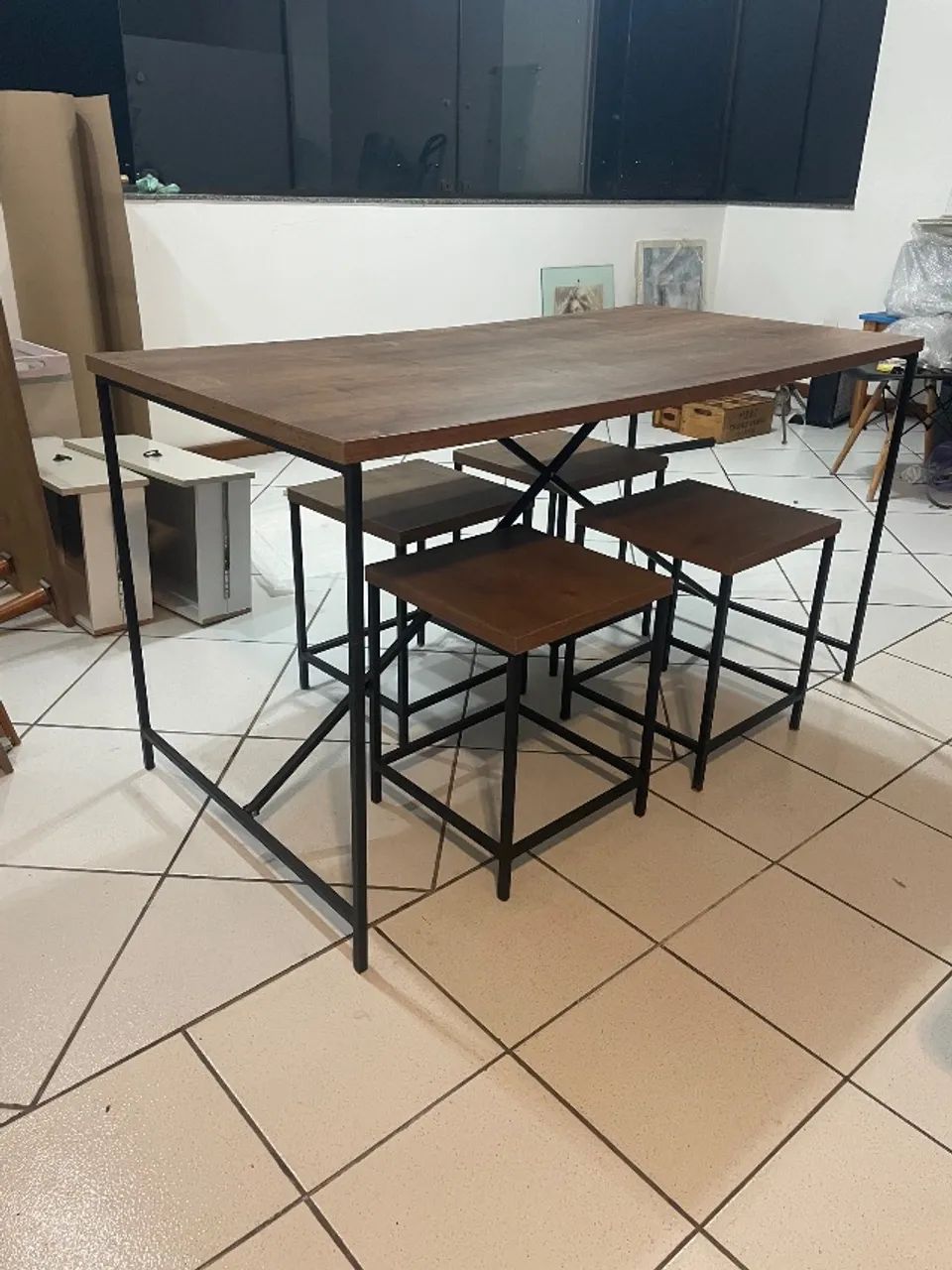 Conjunto mesa de jantar + 4 banquetas baixas steel quadra mdp vermont base aço preto fosco