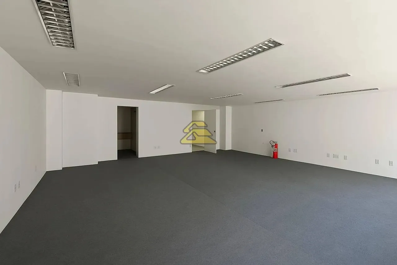 Oportunidade no Centro do Rio: Sala Comercial em Localização Estratégica