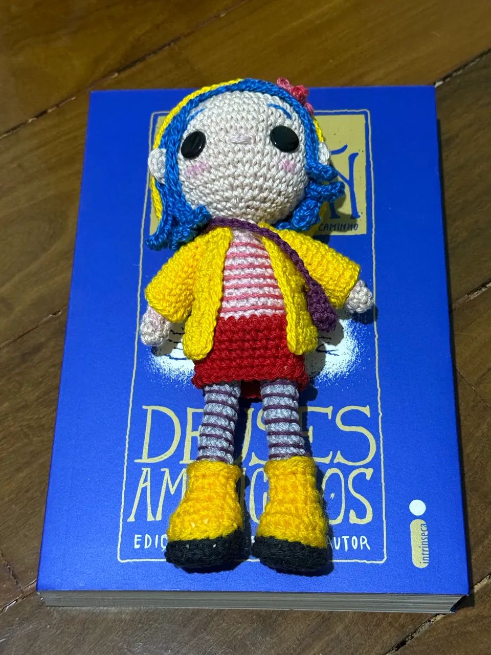 Boneca de amigurumi da Coraline - Neil Gaiman - Foto 2