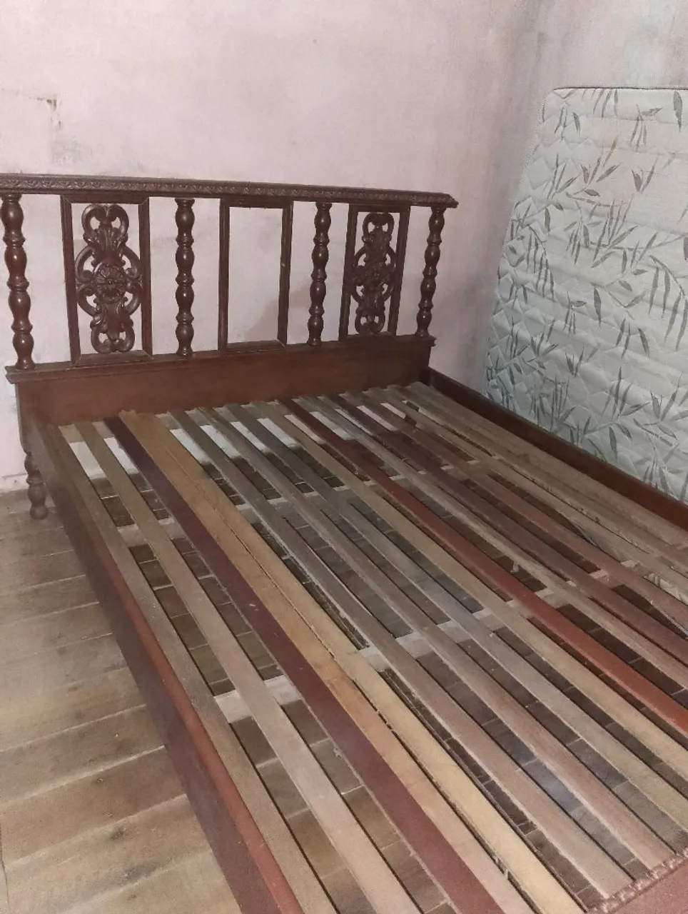 Cama de madeira maciça de casal