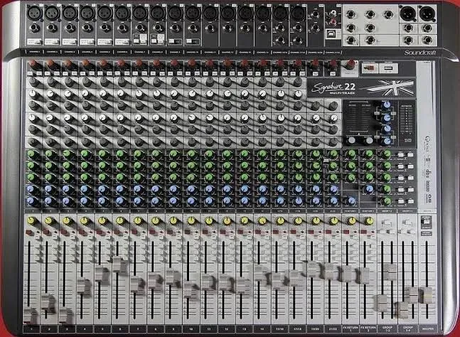 Oportunidade! Mesa de Som Soundcraft Signature 22 Multi-Track
