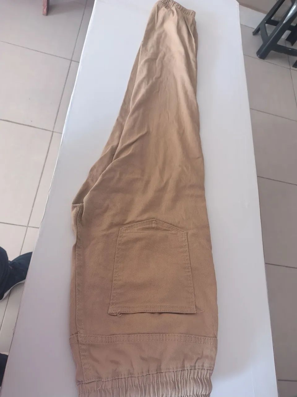 Calca sarja bege reforçada. 