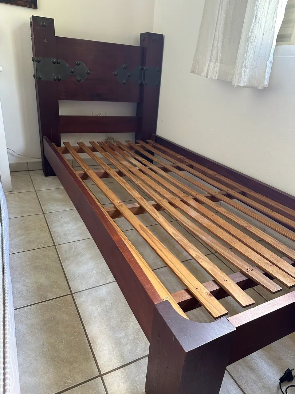 Cama de Solteiro em Mogno Maciço - Peça vintage única