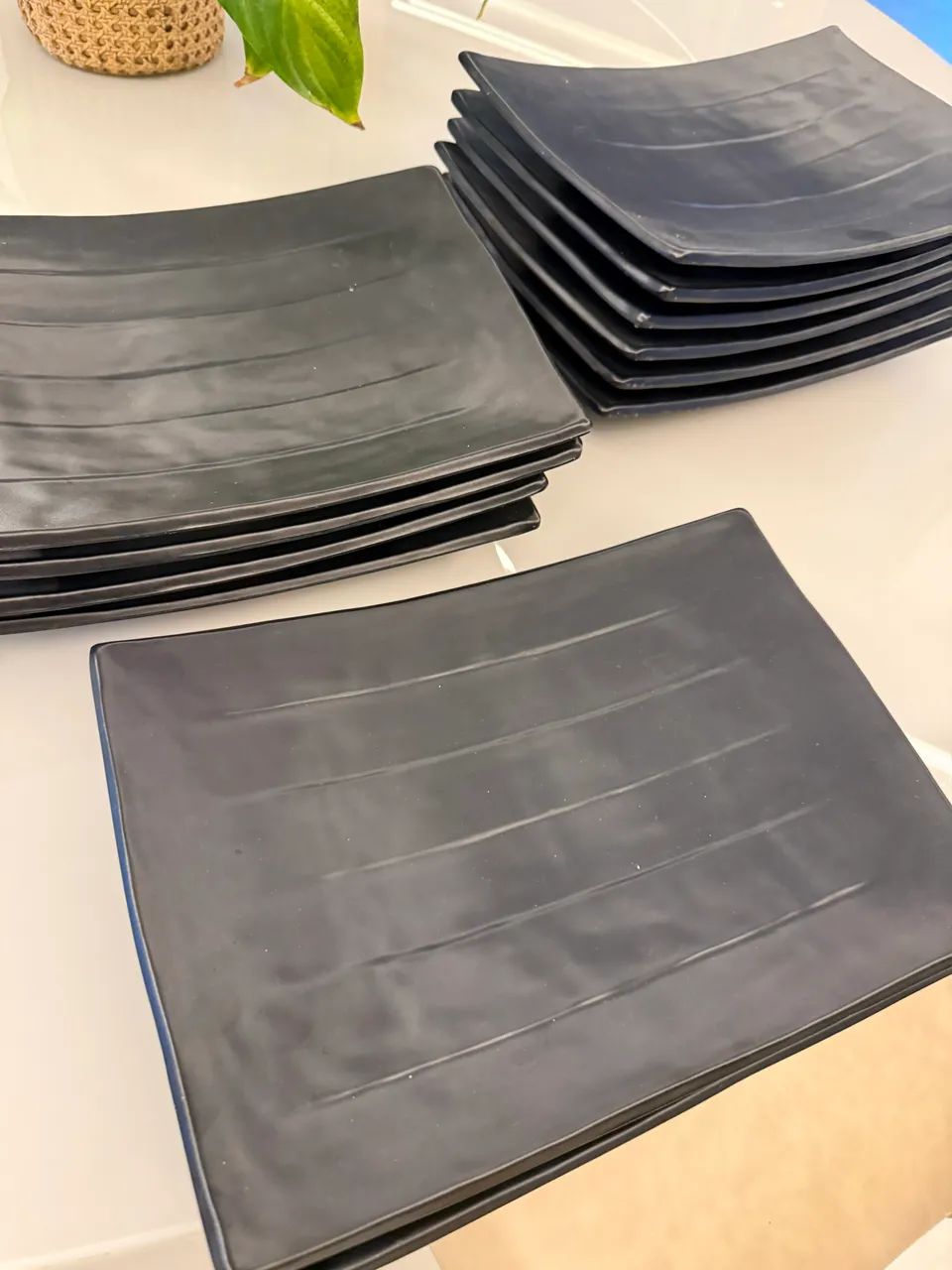 Vendo 12 Pratos em Melanina na cor Preto! Novíssimos!!!! Medida 32x22  - Foto 3