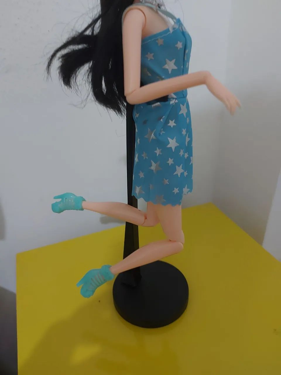 Barbie Asiática look azul com detalhes e bone branco. - Foto 4
