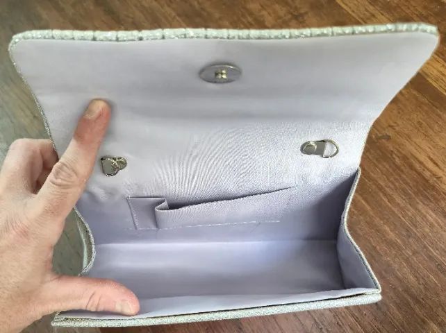 Bolsa de mão prateada brilhante, compacta e elegante - Foto 4