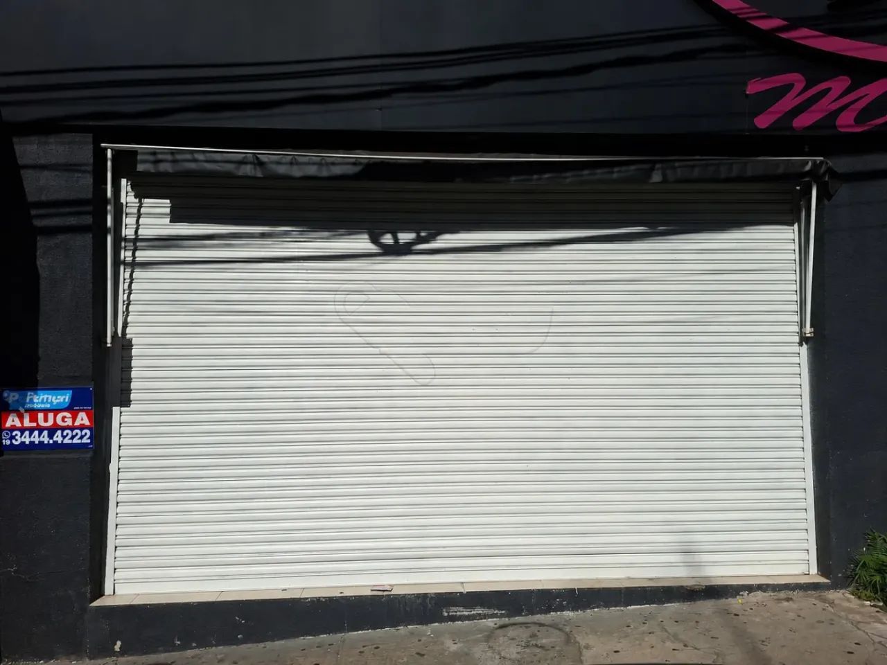 Excelente loja com aproximadamente 80m², no centro da cidade com alto fluxo de pessoas.