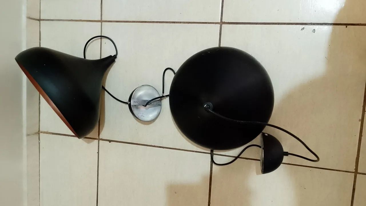 2 Luminárias formato  gota na cor  preta com interior cor cobre 