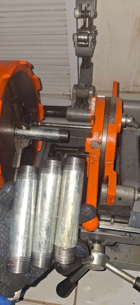 Confecção de roscas em tubo galvanizado  - Foto 2