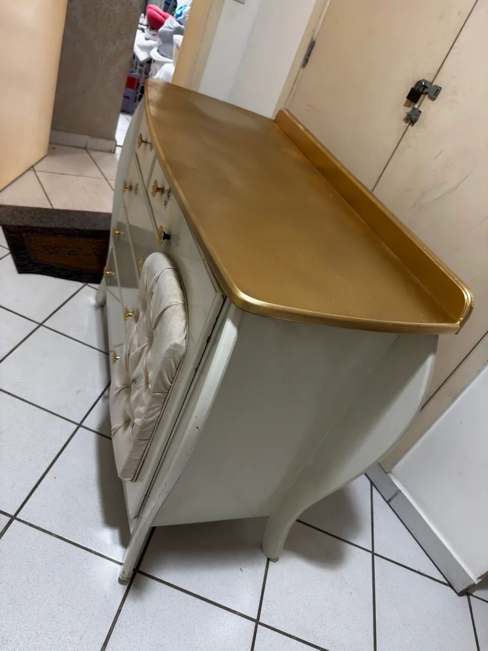 Linda Cômoda em madeira com acabamento em capitonê  - Foto 2