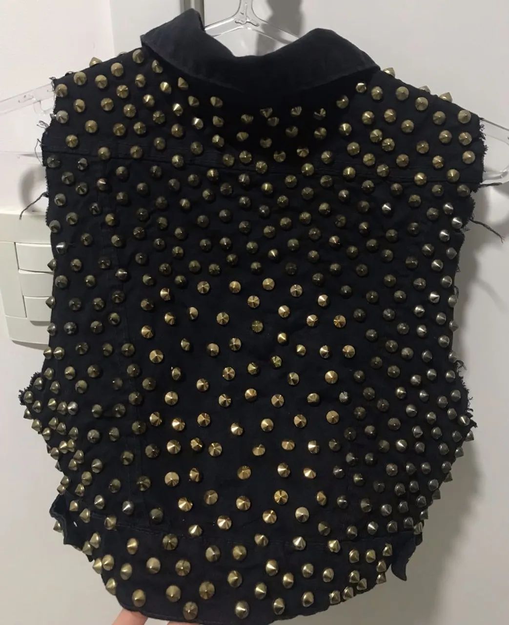 Colete com Spikes Dourados - Foto 2
