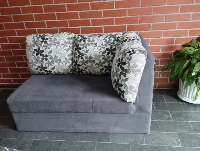 Sofá com pés e puff - Foto 2