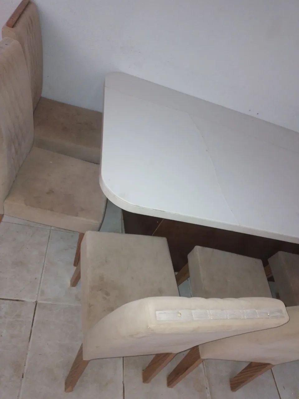 Mesa 7 cadeiras com detalhes mas da pra usar  - Foto 4