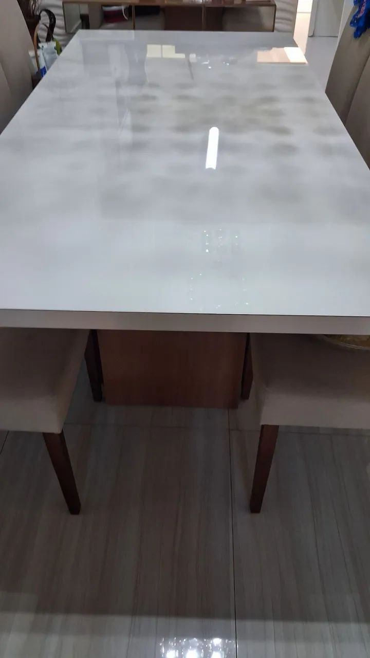 Vendo mesa jantar 1x2 mt. Tampo vidro branco e pés madeira  - Foto 3