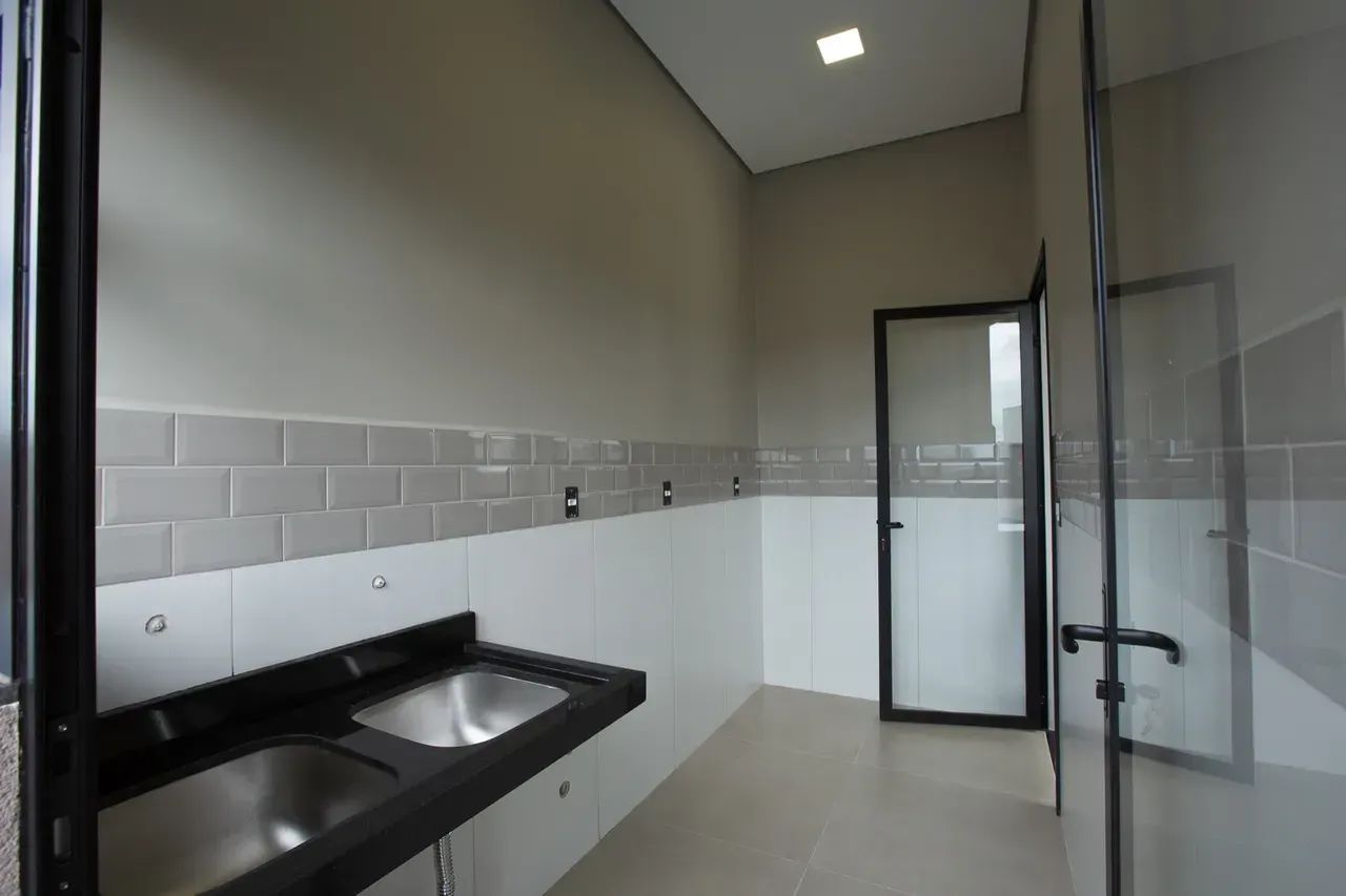 Alphaville Uberlândia 2 - Casa Terrea com 233 metros 4 quartos e  pisscina - Foto 3