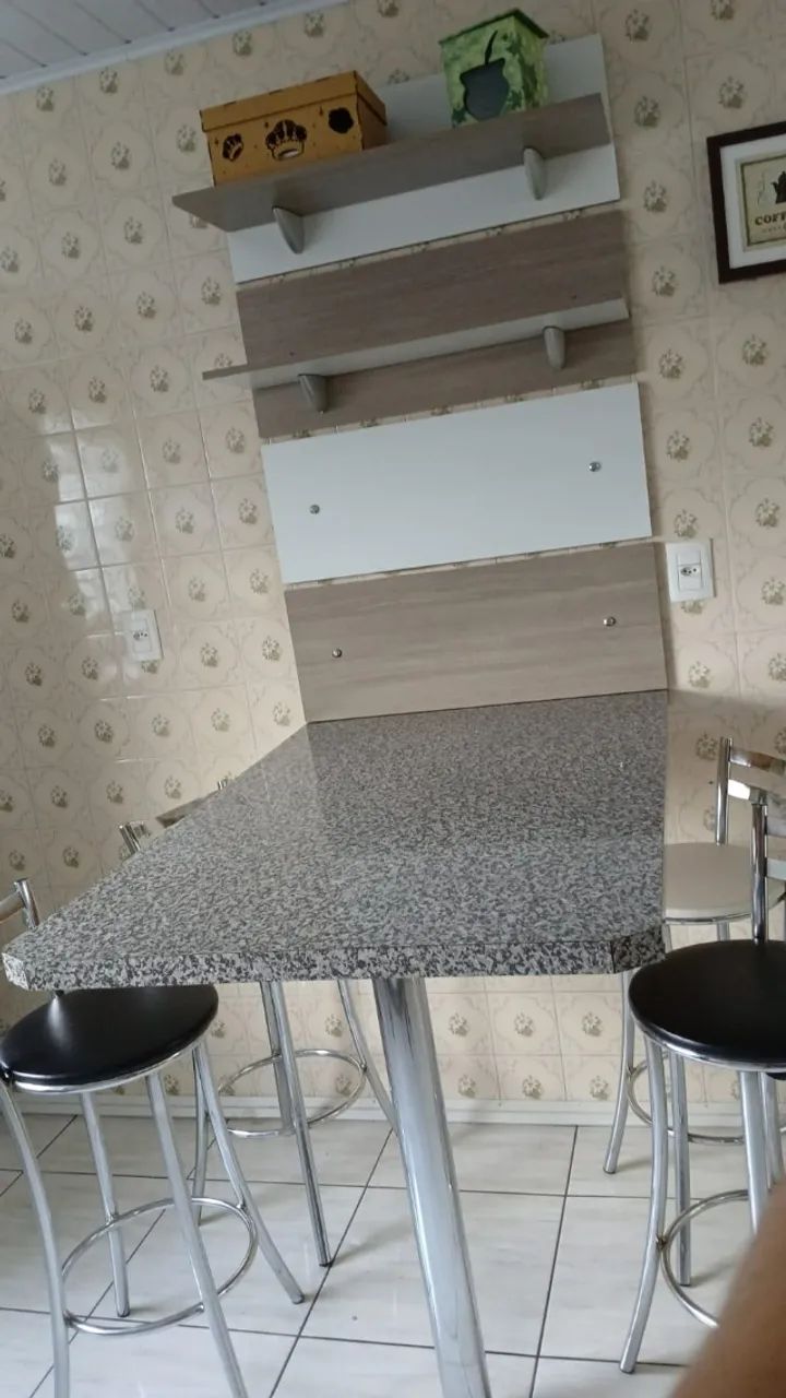 Conjunto Mesa com painel e banquetas - Foto 2