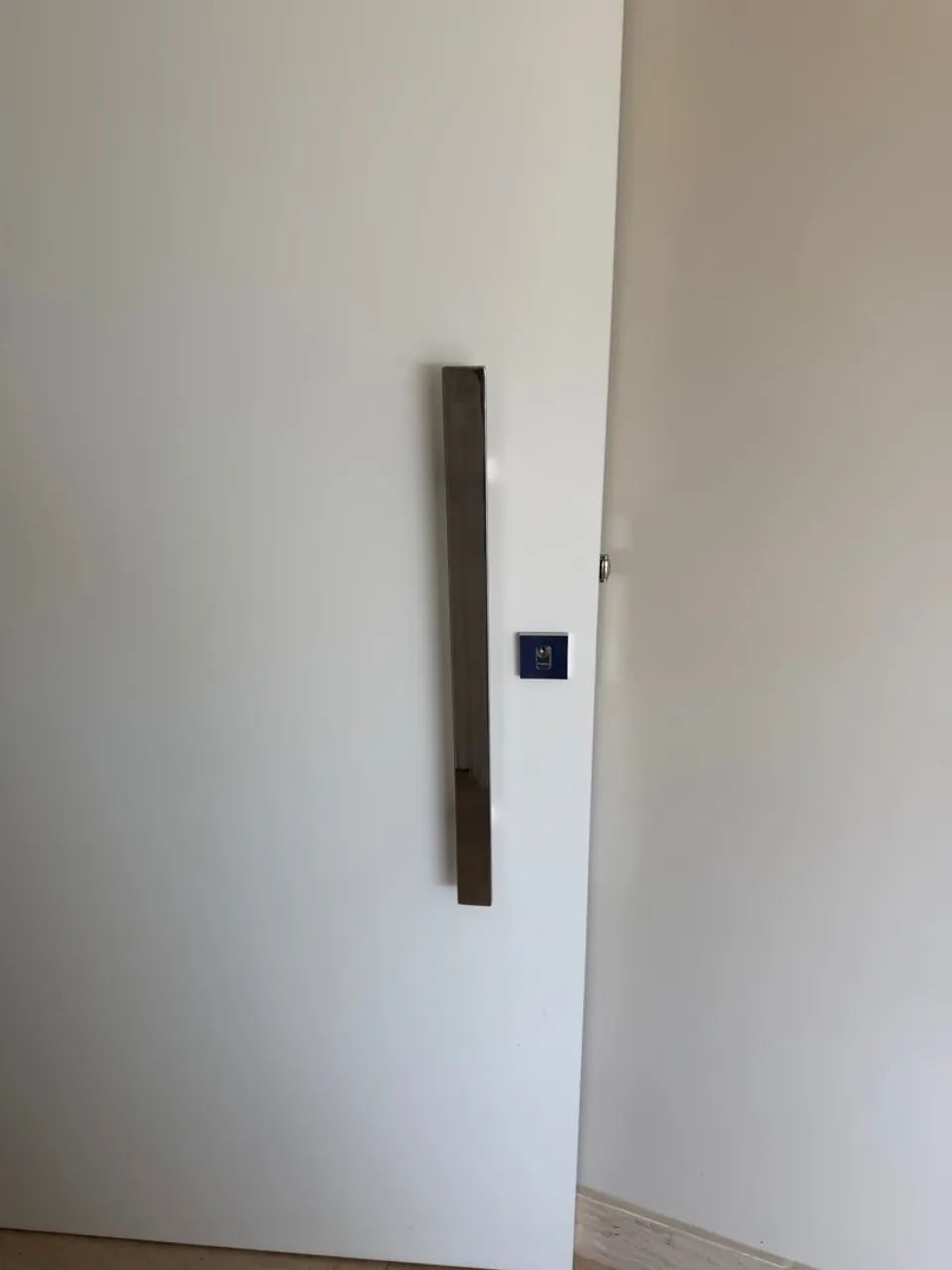 Porta entrada branca puxador imponente - Foto 4