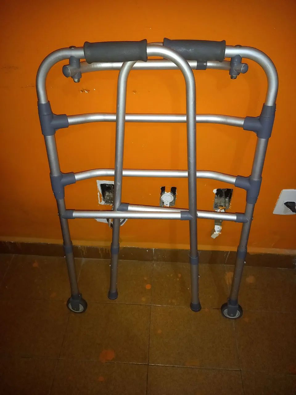 Andador em aluminio com rodinhas - Foto 2