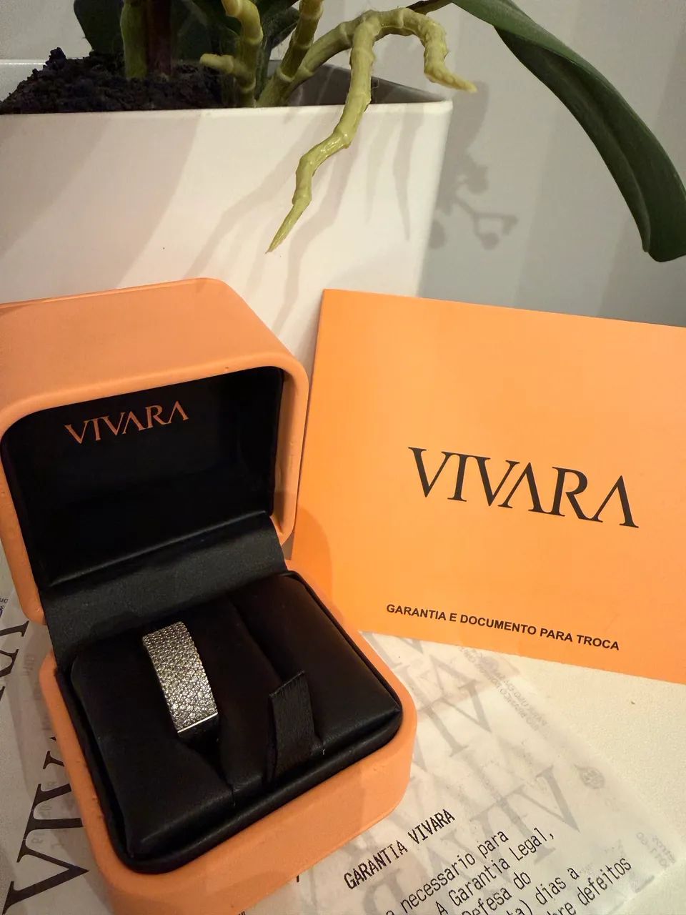 Anel Vivara, Ouro Branco 18k, cravejado com Diamantes.
