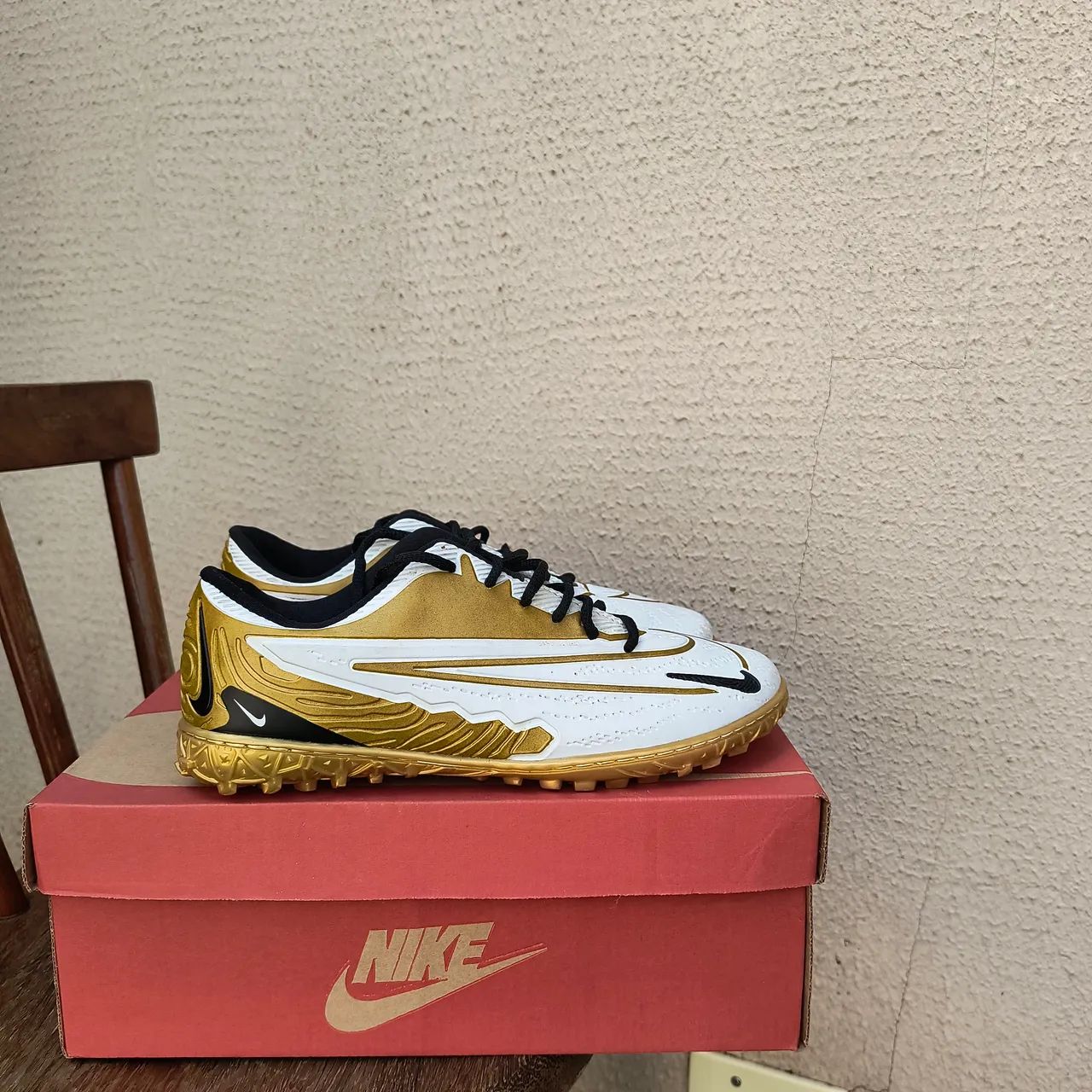 Chuteira Phantom Branca e Dourada - Nº 38 - Foto 2