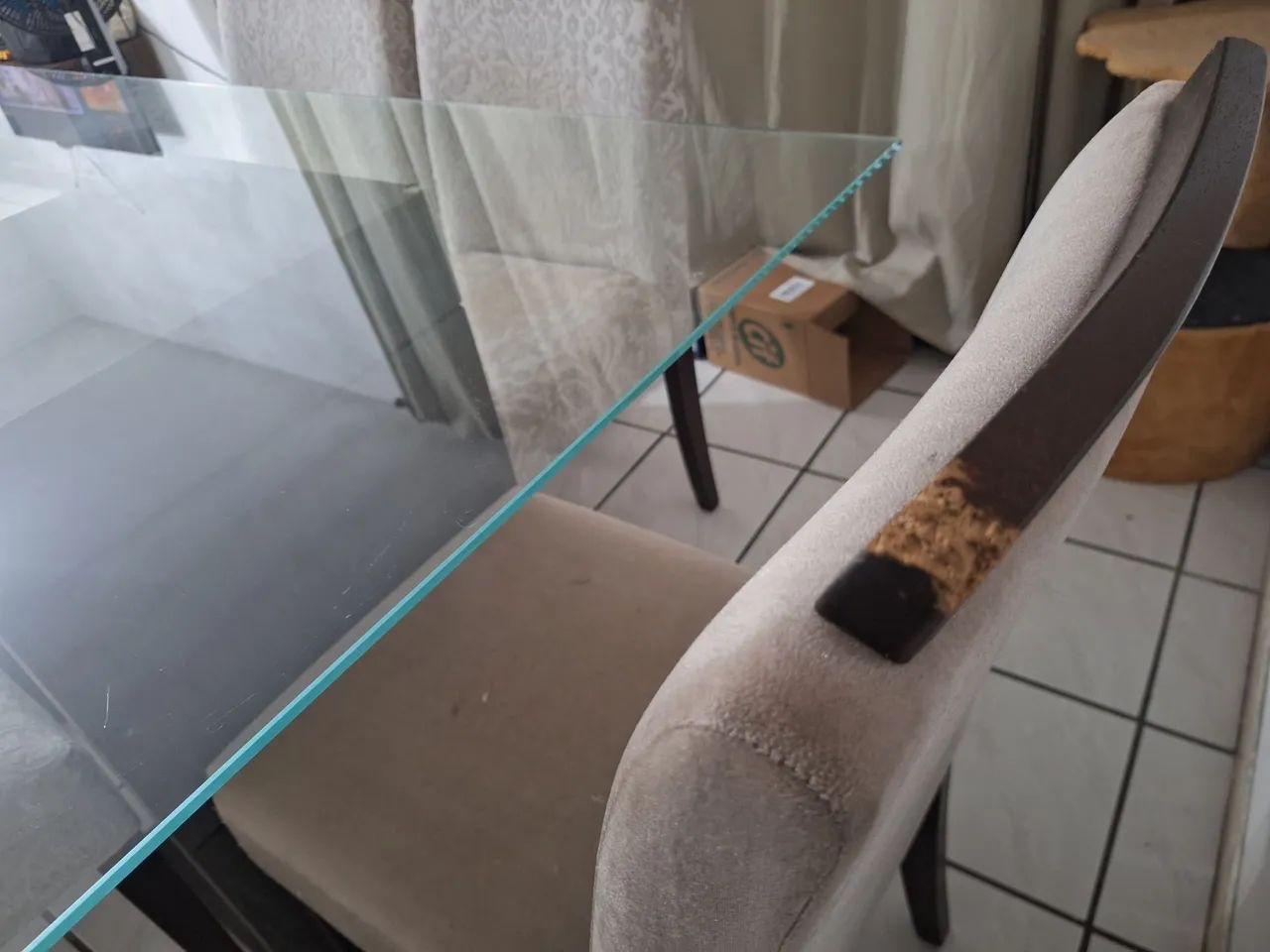 Mesa de Jantar com Tampo de Vidro + 6 Cadeiras Estofadas em Suede Bege - Foto 3