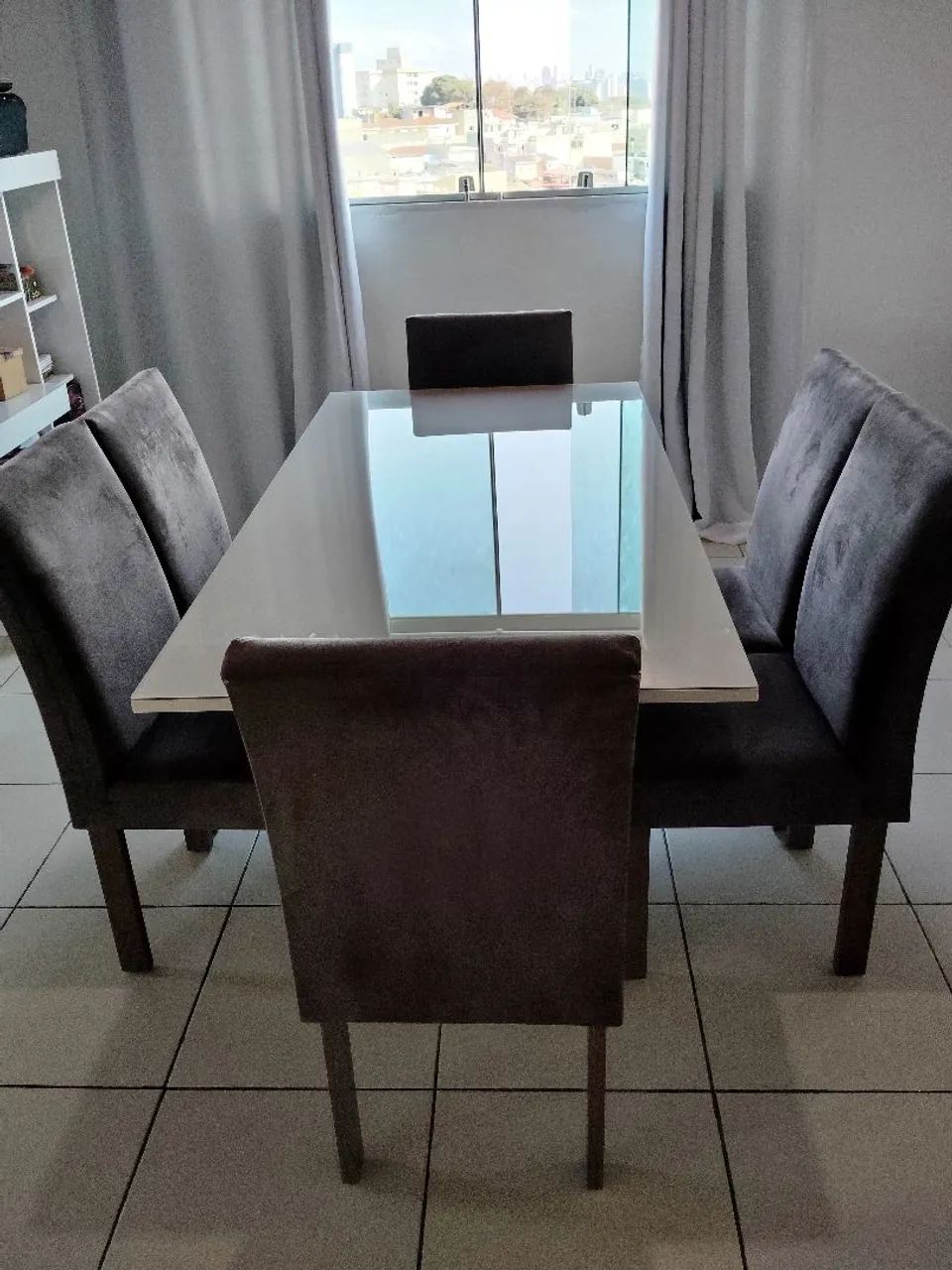 Mesa com 6 cadeiras, com tampo de vidro sobre o MDF  - Foto 2
