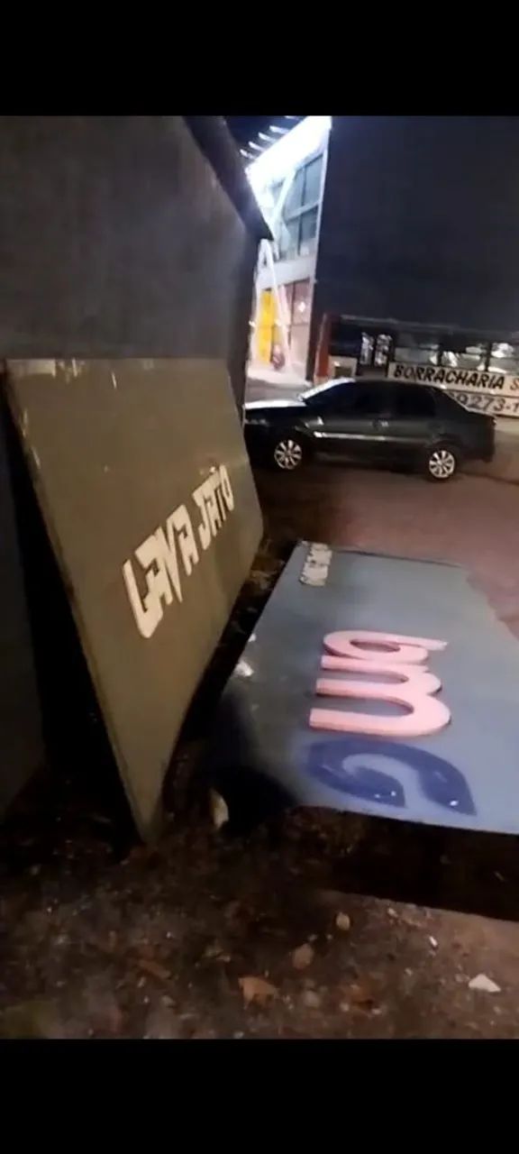Vendo placa de PVC de 10 metros usada pra loja sem Nome conservada  - Foto 4