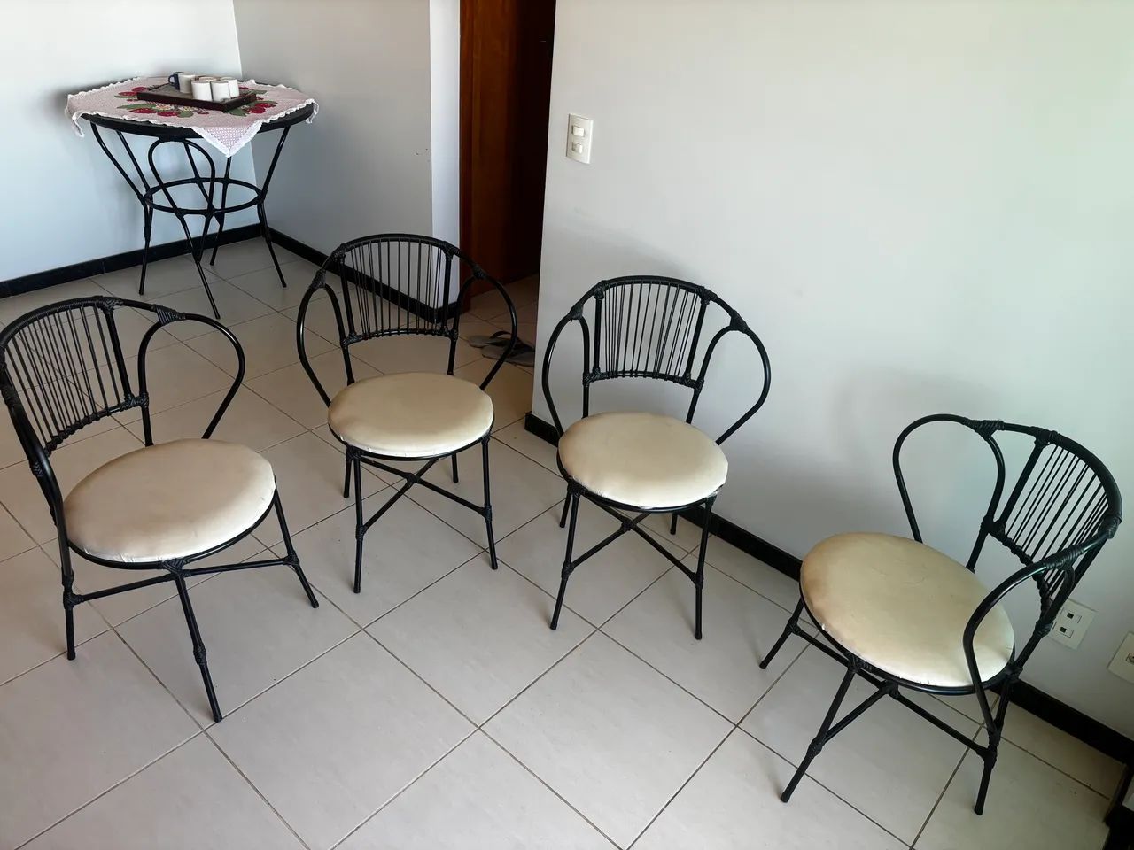 Mesa redonda preta com 4 cadeiras - Foto 5