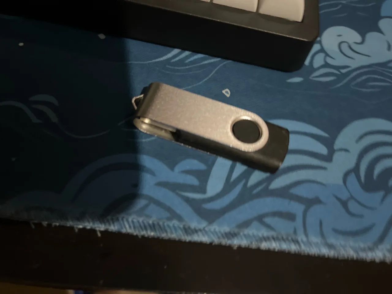 Pen Drive preto com proteção na entrada  - Foto 2
