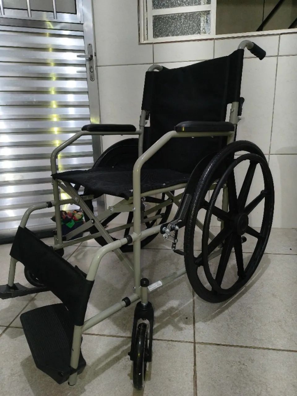 Vendo cadeira de roda nova - Foto 4