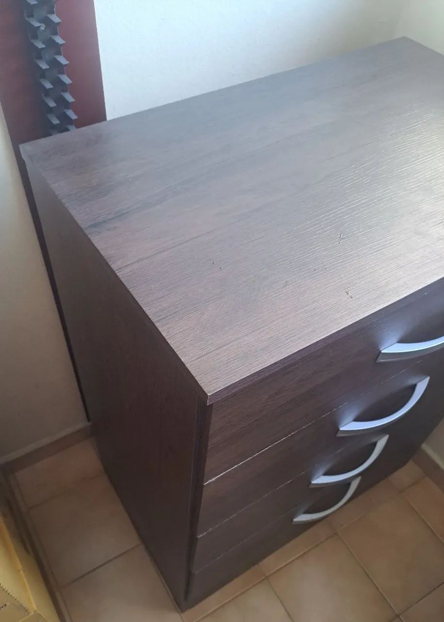 Cômoda com 4 gavetas em bom estado. - Foto 2