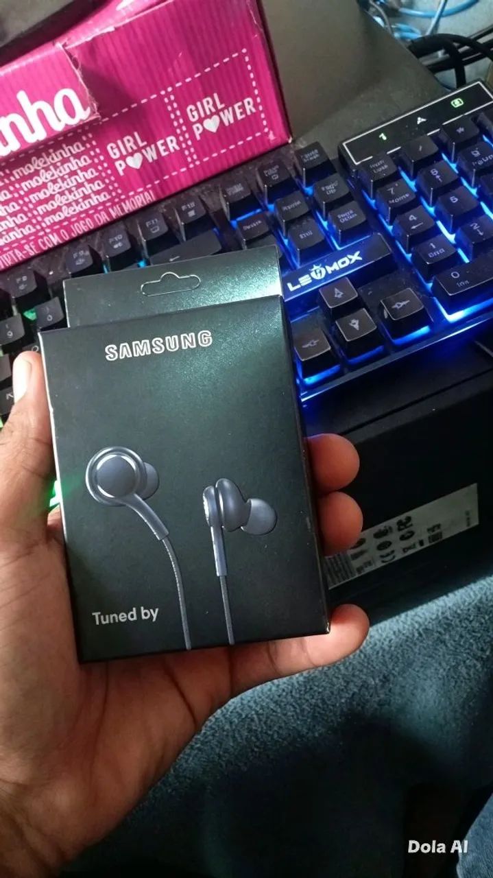 Fones de ouvido Samsung com microfone. 