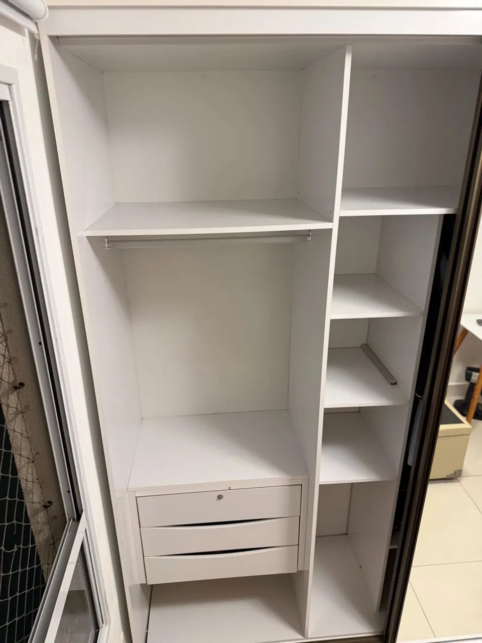 Guarda-roupa branco com portas de correr e espelho - Foto 2