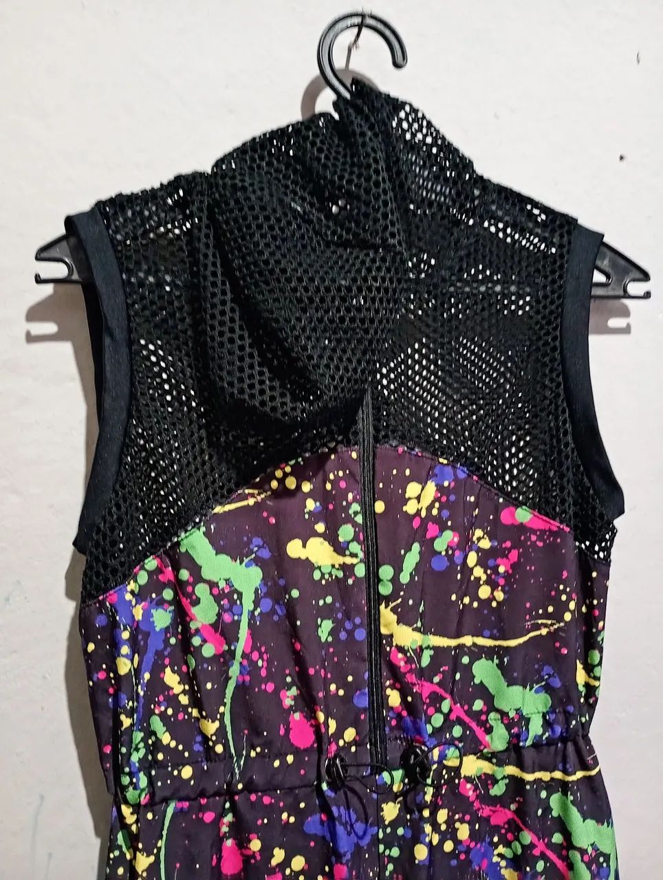 Roupa respingos tinta , possui capuz .  - Foto 2