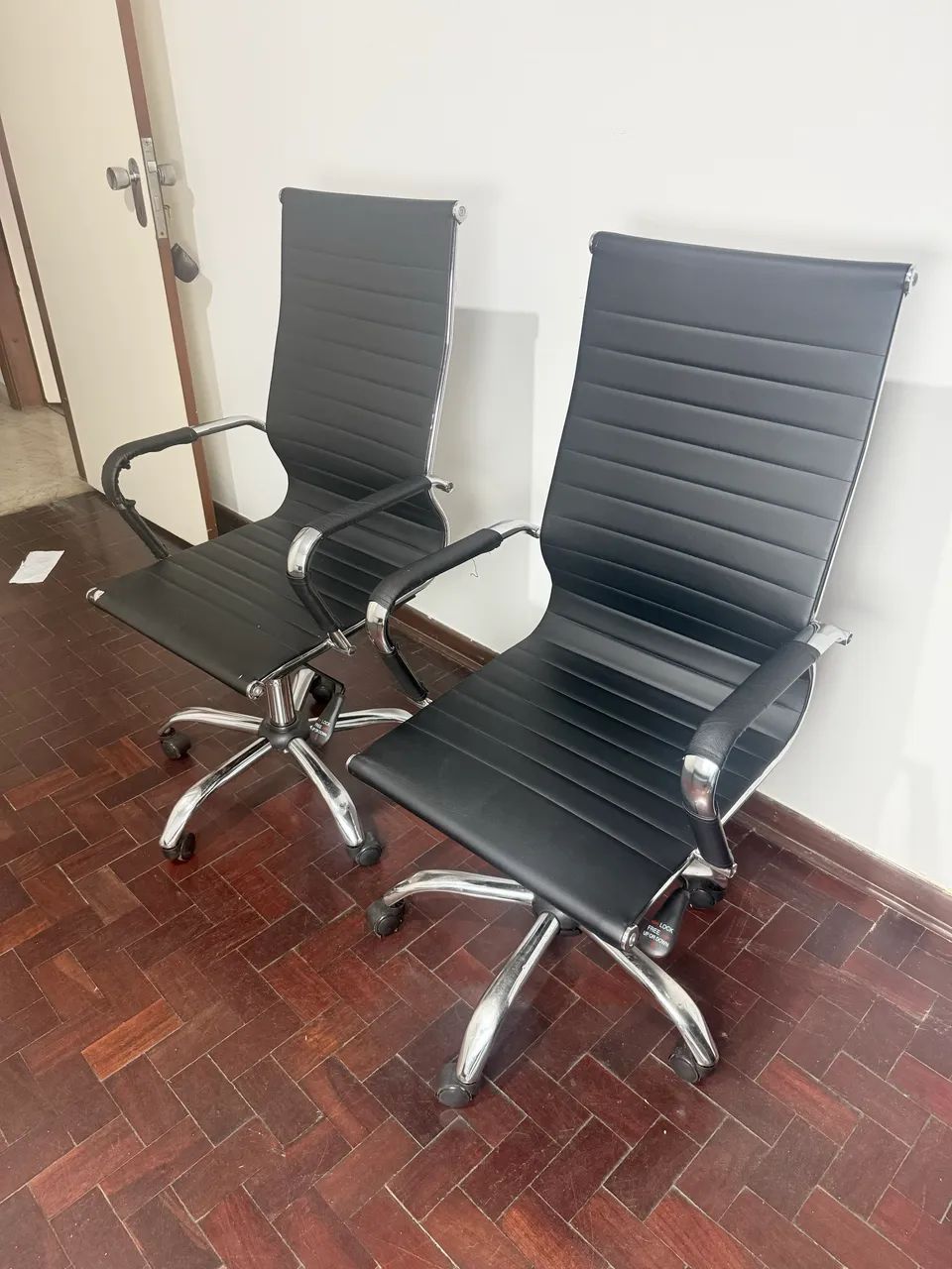 Cadeira Presidente Executiva ANM03P - Cromada - Excelente Estado - Foto 2