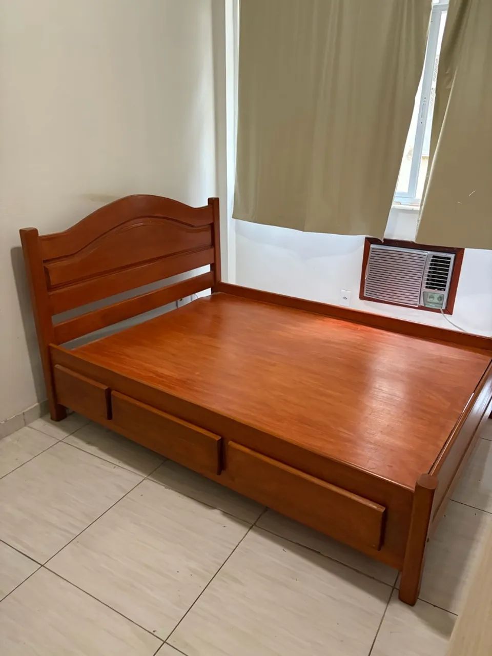 Cama de madeira com colchão e 6 gavetas ( semi nova 