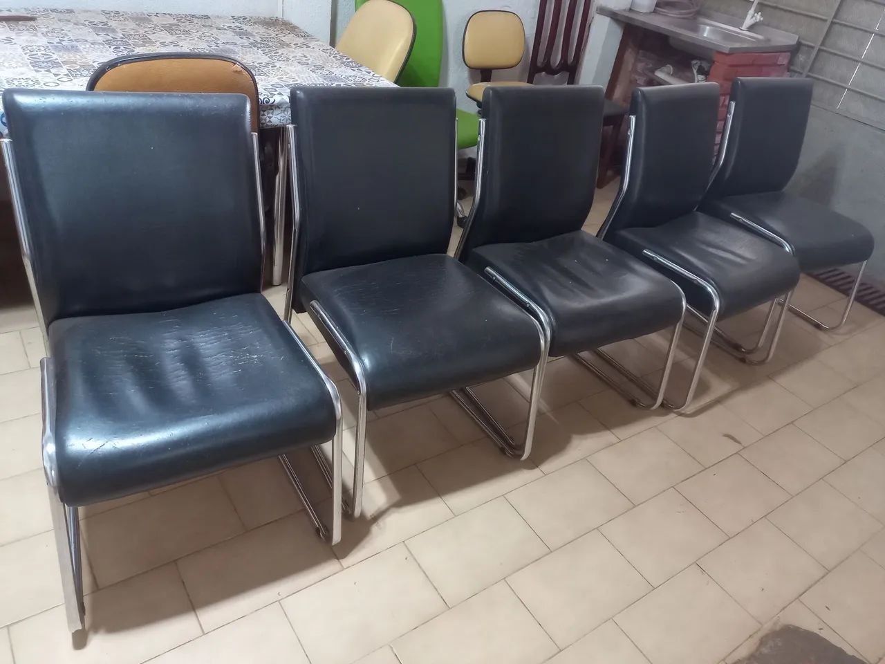 Desapego 5 cadeiras por 100 reais - Foto 4