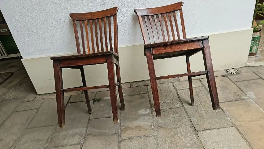2 Cadeiras de madeira 