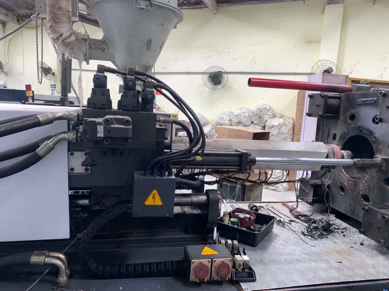 Máquina Injetora SYA 2500 250 Toneladas 