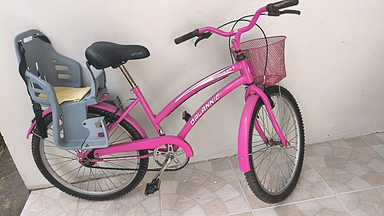 Bicicleta com cadeirinha de criança 